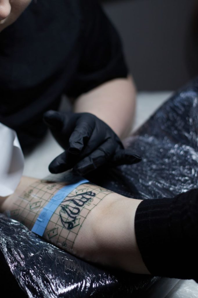 Процесс нанесения тату в Калининградском салоне Sofitattoo